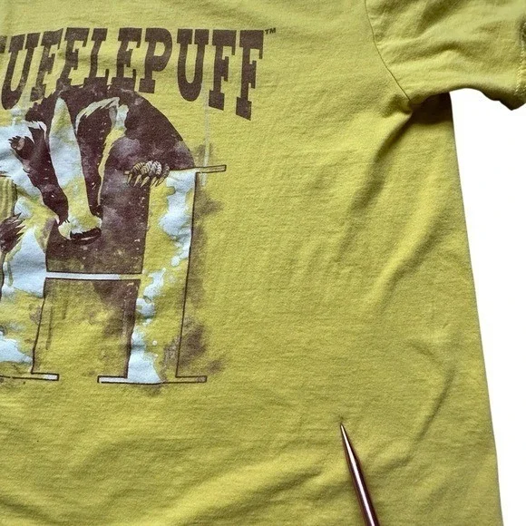 Harry Potter Hufflepuff Badger watercolor Graphic T-shirt Large FLAWED - Picture 7 of 9